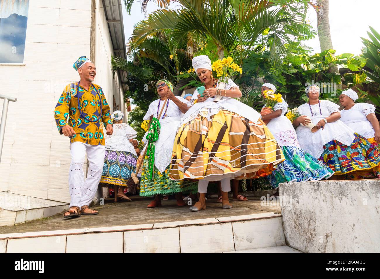 Saubara, Bahia, Brasilien - 12. Juni 2022: Candomble-Mitglieder versammelten sich in traditioneller Kleidung zum religiösen Fest im Bezirk Bom Jesus dos Pobres, Stockfoto