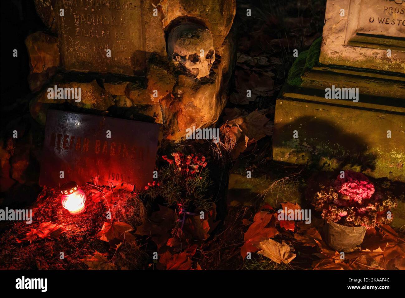 Warschau, Polen. 01.. November 2022. Ein Schädel wird als Fragment eines alten Grabes am Allerheiligen-Tag auf dem Pow?zki Friedhof gesehen. Allerheiligen/Allerseelen (oder Dzie? Zaduszny auf Polnisch) ist ein Feiertag und eine Gelegenheit, an die Toten zu erinnern. An diesem Tag bringen Menschen Blumen und Kerzen auf Friedhofs. In der Dunkelheit ist der Friedhof voller Lichter. Der POW?zki Friedhof (oder Old Pow?zki) ist eine historische Nekropole in Warschau. Es ist der berühmteste Friedhof der Stadt und einer der ältesten. Kredit: SOPA Images Limited/Alamy Live Nachrichten Stockfoto