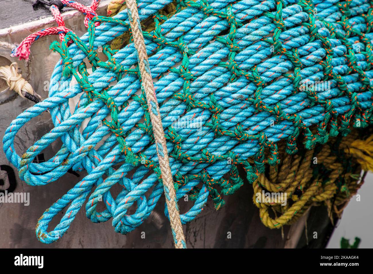 Bunte Seile und Takelage. Charter- und kommerzielle Fischerboote im Hafen, Kodiak, Alaska, USA. Stockfoto