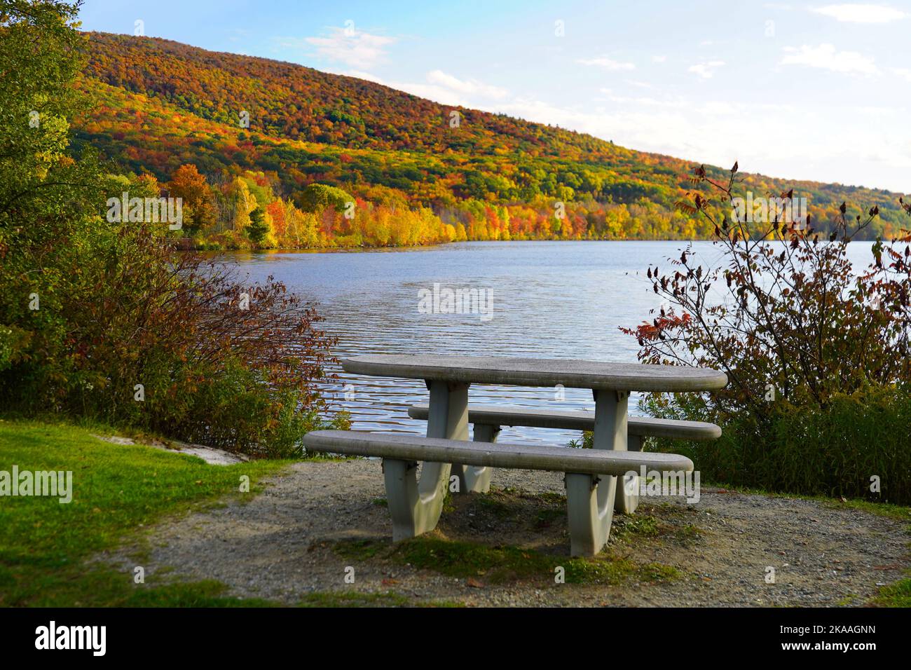 Picknicktisch am See in Neu-England im Herbst Stockfoto