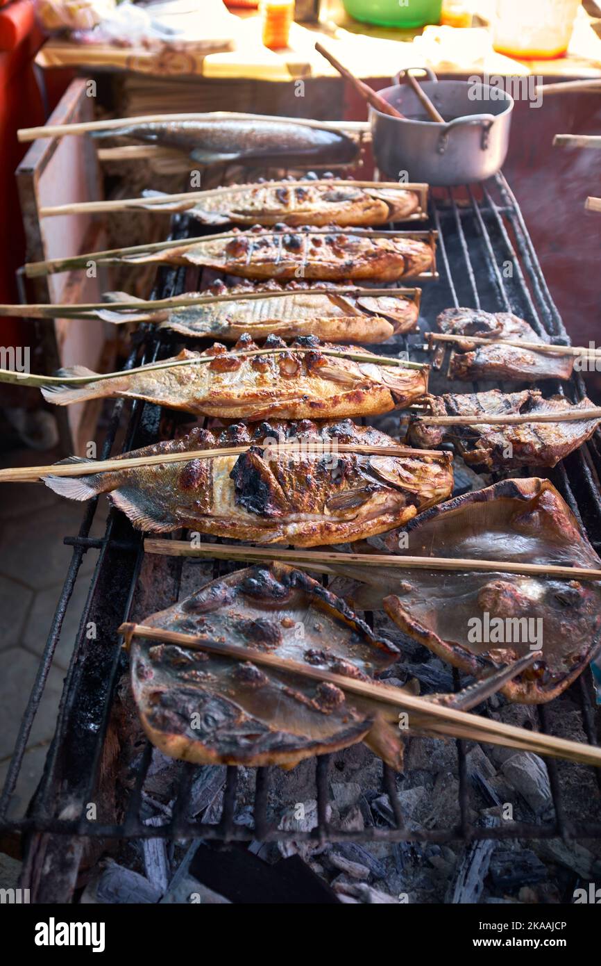 Frisch zubereitete Meeresfrüchte auf dem Markt des Fishing Village Crab Market Kep Kambodscha Stockfoto