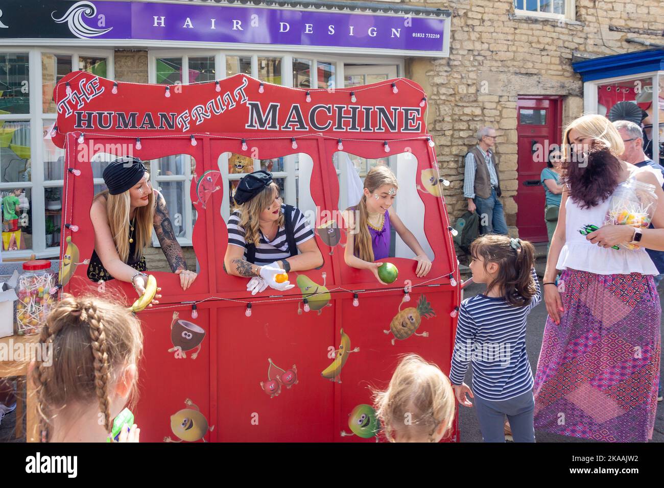The Human Fruit Machine auf der Circus Chater Fair, High Street, Thrapston, Northamptonshire, England, Vereinigtes Königreich Stockfoto