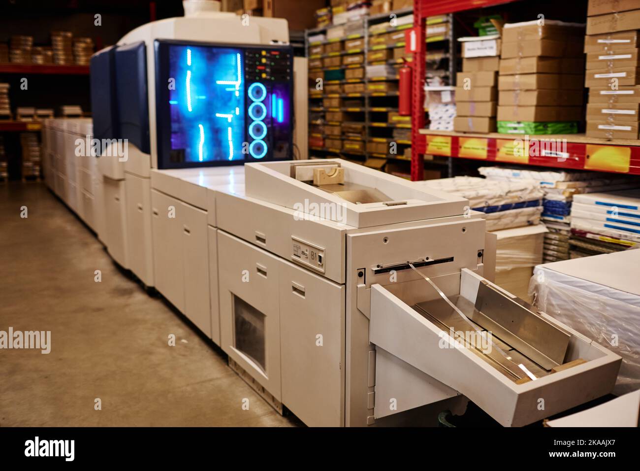 Hintergrundbild der Druckerei Werkstatt mit Fokus auf industrielle Druckmaschine, Kopierraum Stockfoto