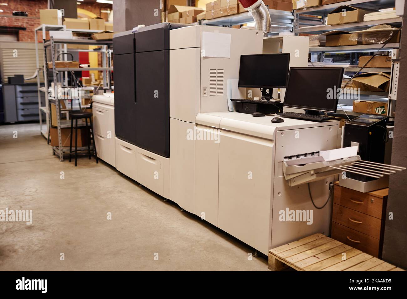 Hintergrundbild der Druckerei Werkstatt mit Fokus auf Industriemaschine, Kopierraum Stockfoto