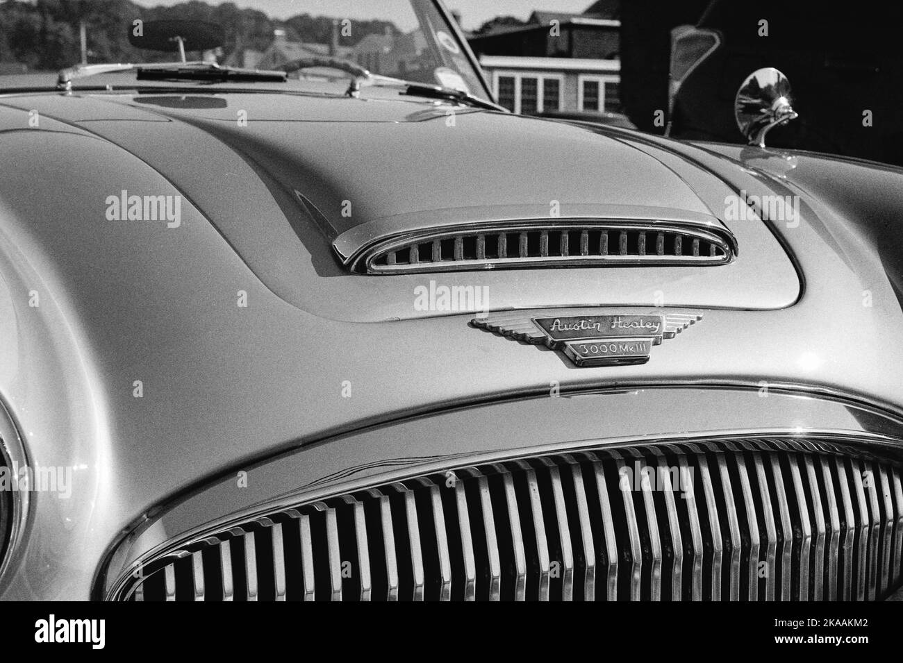 Die Haube eines alten Austin Healey parkte auf einem Grundstück in Rockport, Massachusetts. Das Bild wurde auf analogem Schwarzweiß-Film aufgenommen. Stockfoto