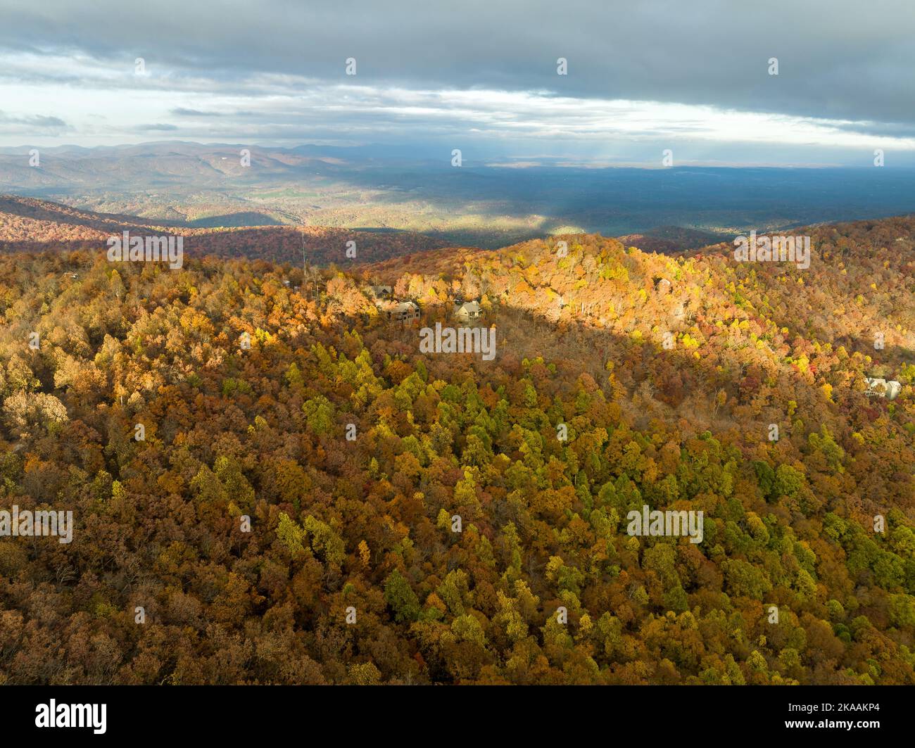 Luftaufnahme der Georgia Mountains bei einem wunderschönen Sonnenuntergang im Herbst auf dem Weg zum Big Canoe Stockfoto