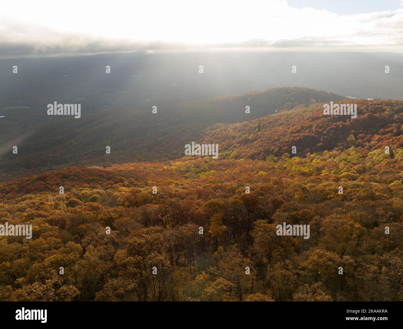 Luftaufnahme der Georgia Mountains während eines wunderschönen Sonnenuntergangs mit Sonnenstrahlen Stockfoto