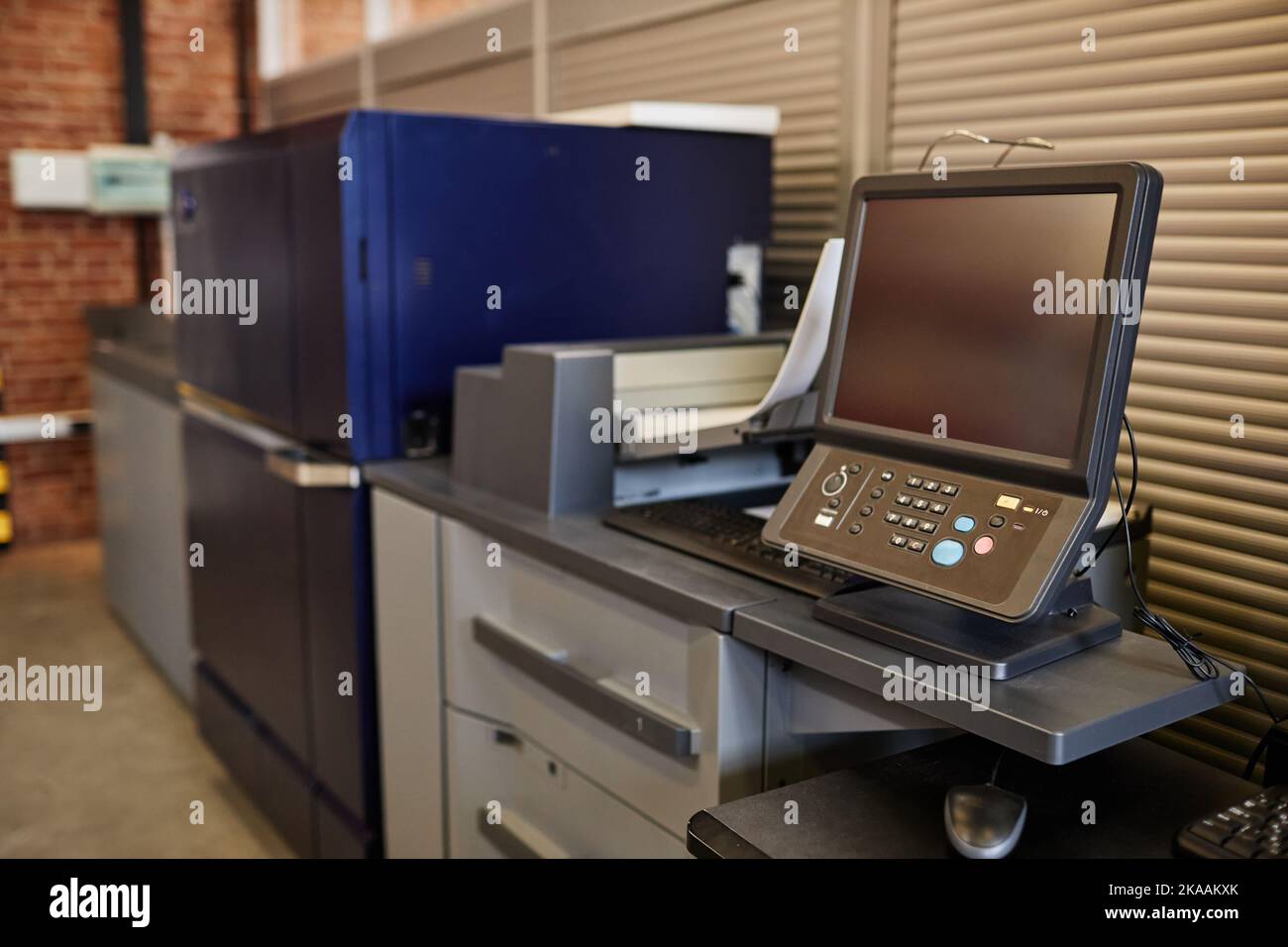 Hintergrundbild der Maschine in der Druckerei mit Computerbildschirm Stockfoto