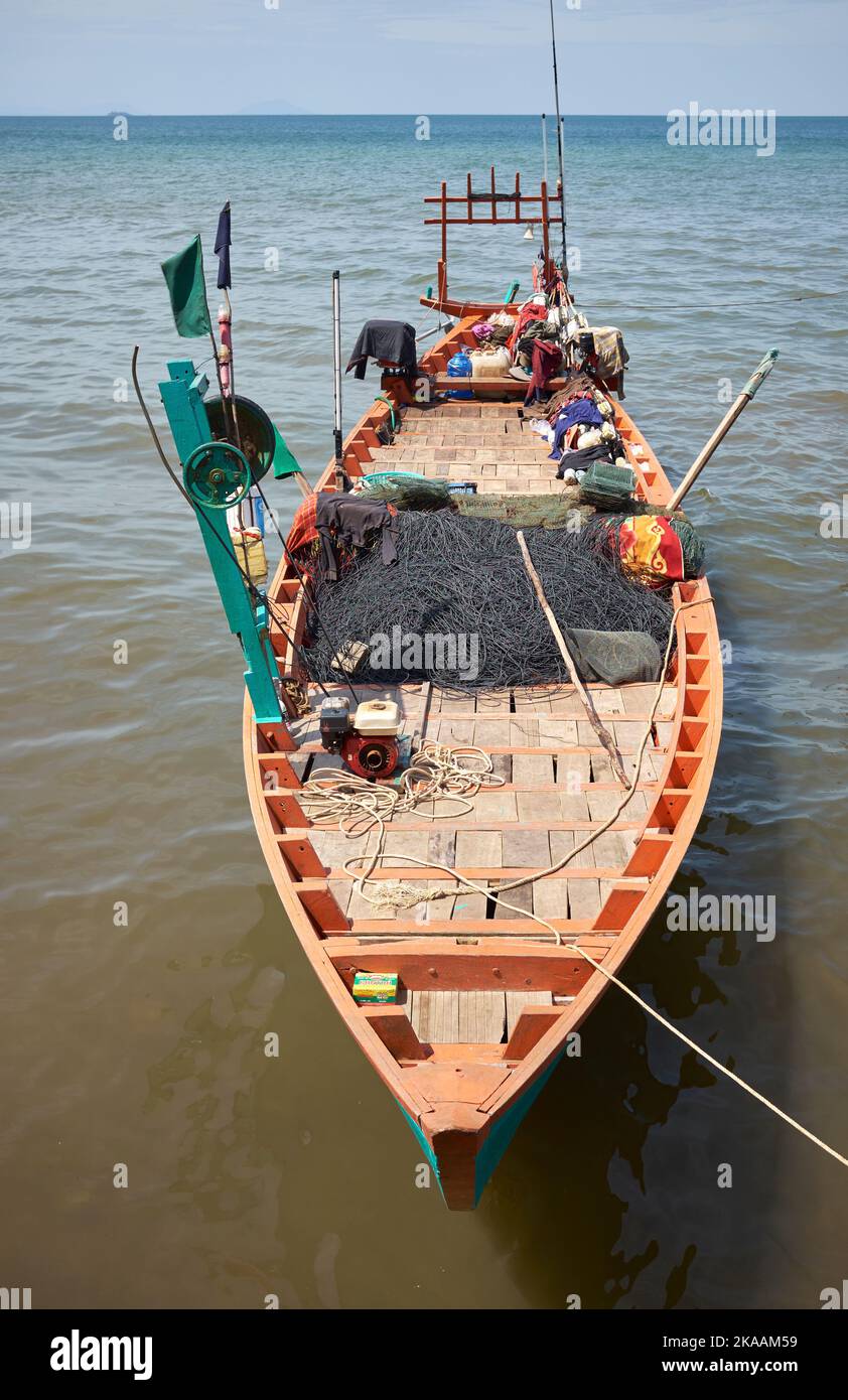Traditionelle Fischerboote in der Nähe des Kep Markts in Kambodscha Stockfoto