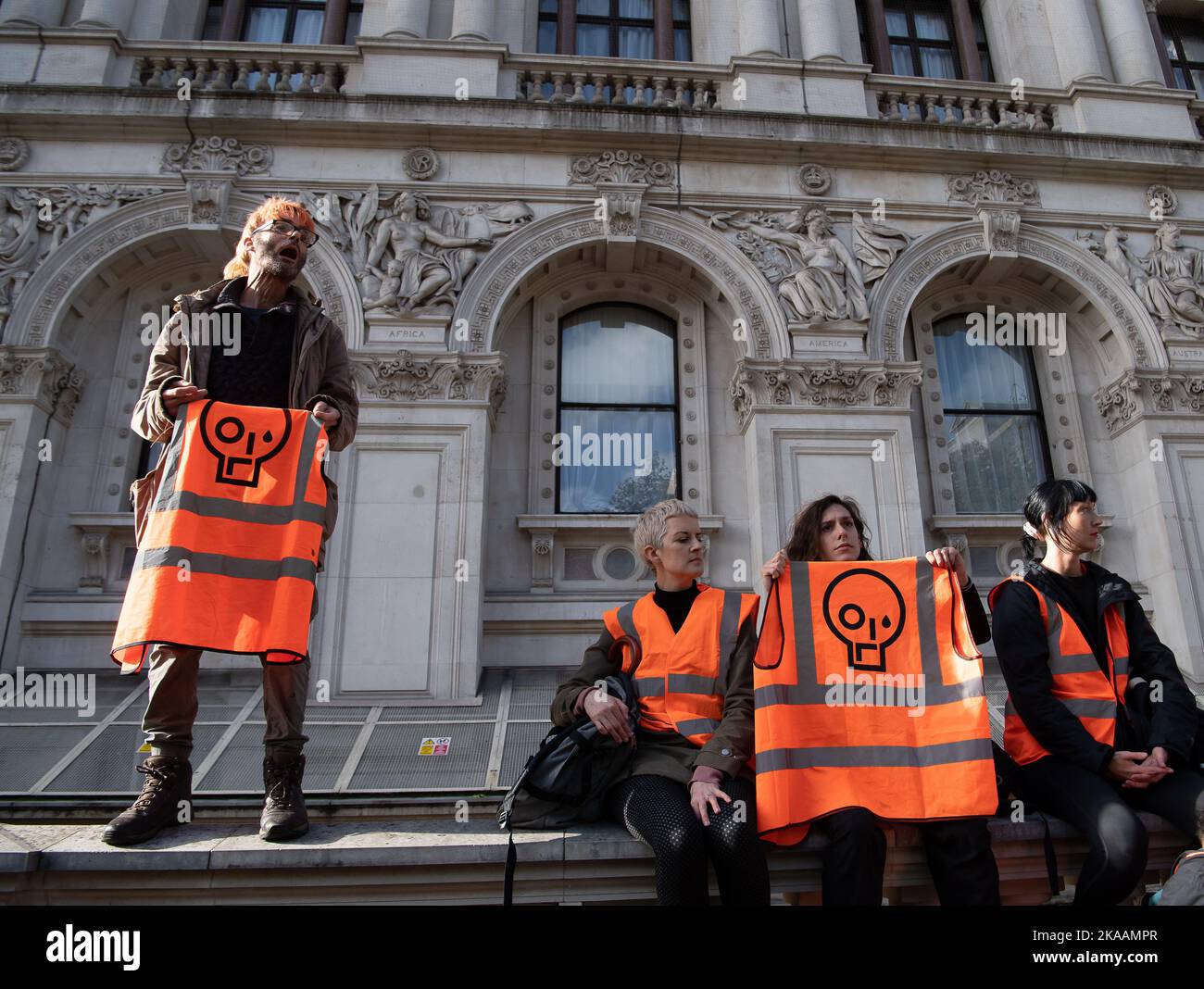 London, Großbritannien. 1.. November 2022. Just Stop Oil Demonstranten versuchten heute, die Tore in der Downing Street 10 zu befahren, während andere auf der Straße in Whitehall saßen und den Verkehr blockierten und ihre Hände an die Straße klebten. Sie wurden von der Met Polizei bewegt und durchsucht. Die JSO fordert, dass die britische Regierung zustimmt, alle neuen Öl- und Gaslieferungen zu beenden. Von heute an sollen die JSO ihre Kampagne des zivilen Widerstands unterbrechen. Sie sagten: „Wir geben denjenigen in der Regierung, die mit der Realität in Kontakt stehen, Zeit, ihre Verantwortung gegenüber diesem Land zu berücksichtigen“. Sie sagen, dass, wenn sie keine Antwort von Minis erhalten Stockfoto