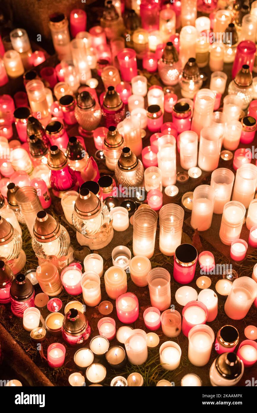 Brennende Kerzen auf dem Friedhof während Allerheiligen Stockfoto