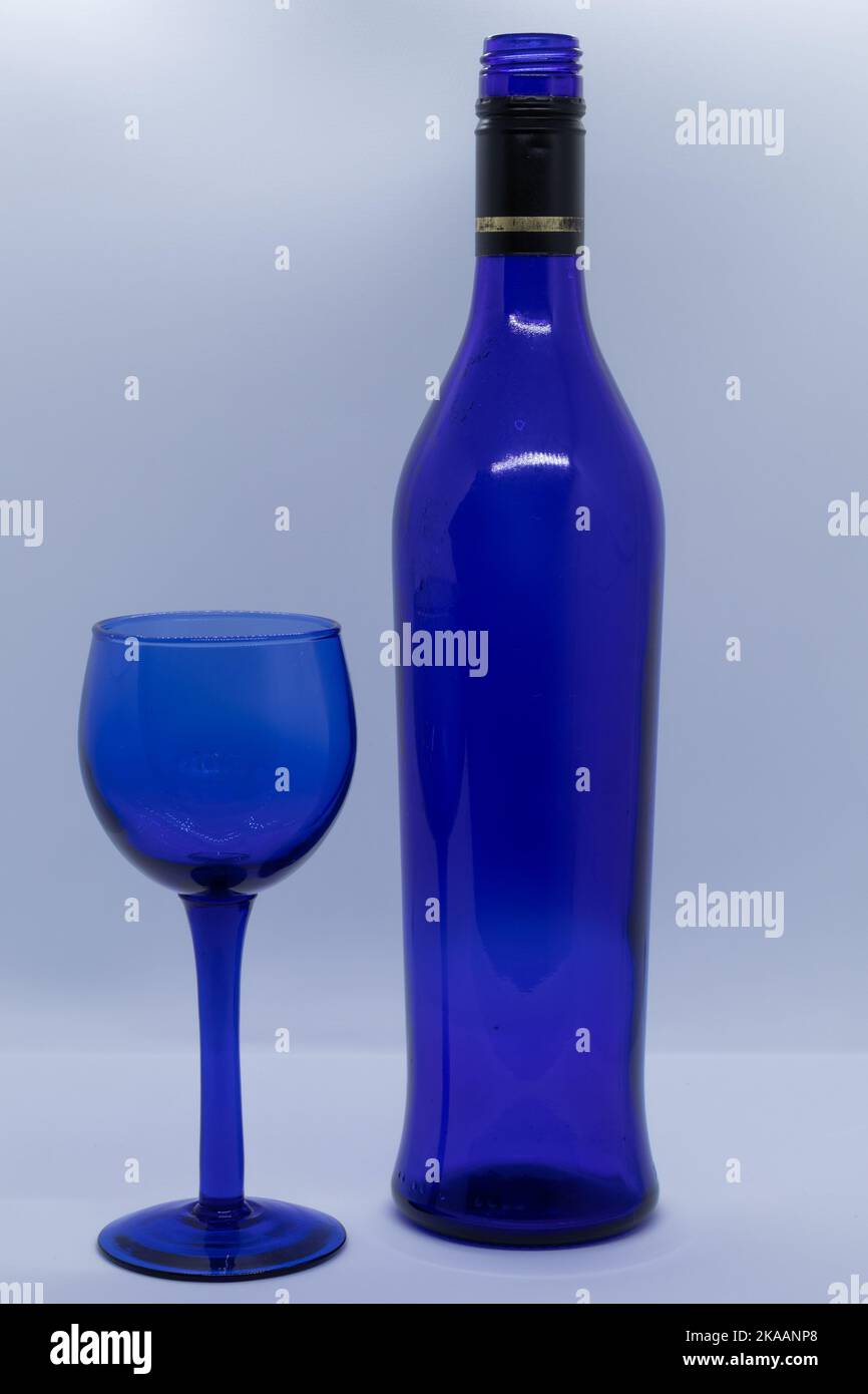 Blaues Glas Weinglas und blaue Weinflasche Stockfoto