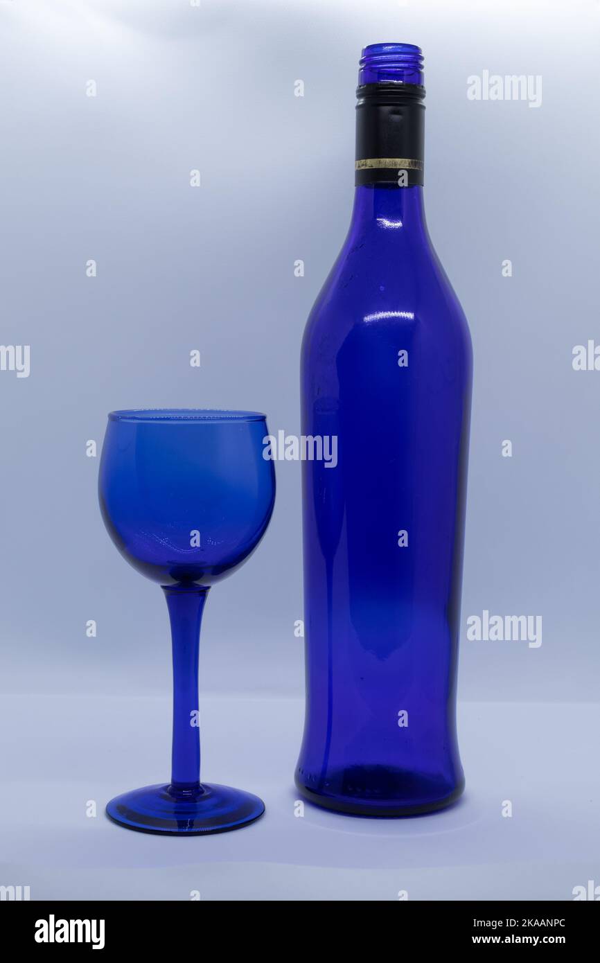 Blaues Glas Weinglas und blaue Weinflasche Stockfoto