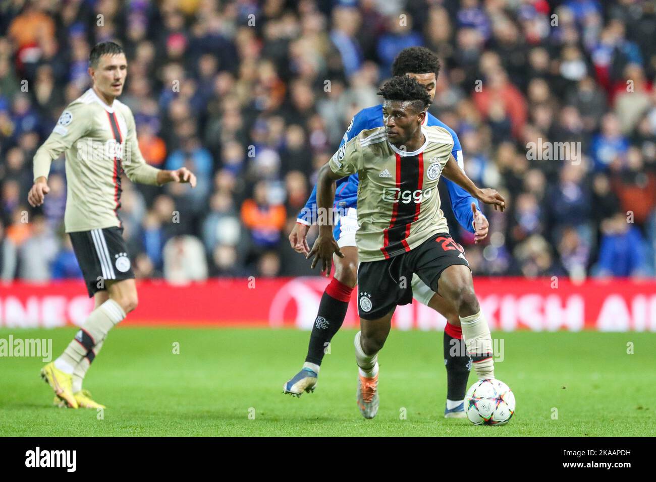 Glasgow, Großbritannien. 01.. November 2022. Die Rangers spielten Ajax in der UEFA Champions League Group Ein Spieltag sechs im Ibrox-Stadion, der Heimat der Rangers. Das Endergebnis war Rangers 1, Ajax 3. Tavernier erzielte für die Rangers eine Strafe (87 Minuten) und die Torschützen für Ajax waren Berghuis (4 Minuten), Kudus (29 Minuten) und Fernandes da Conceigao (89 Minuten). Die Rangers werden nun aus der Konkurrenz ausgeschieden. Kredit; Kredit: Findlay/Alamy Live Nachrichten Stockfoto