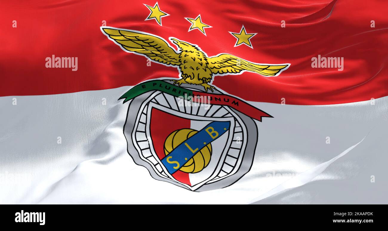Lissabon, PT, 2022. Oktober: Die Flagge von SLB Benfica winkt im Wind. Benfica ist ein portugiesischer Sportverein mit Sitz in Lissabon, Portugal, in der Provinz S Stockfoto