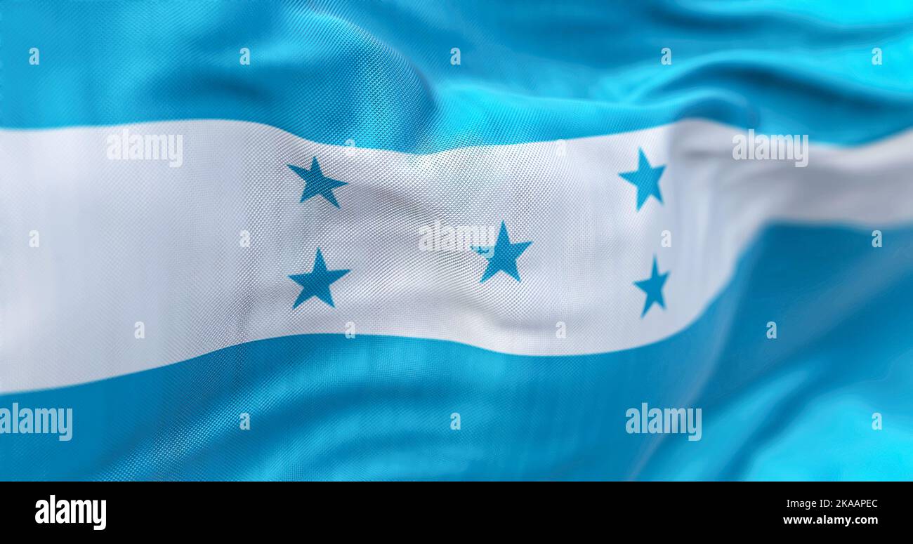 Nahaufnahme der Nationalflagge von Honduras, die im Wind winkt. Die Republik Honduras ist ein Staat Mittelamerikas. Texturierter Hintergrund aus Stoff. Se Stockfoto