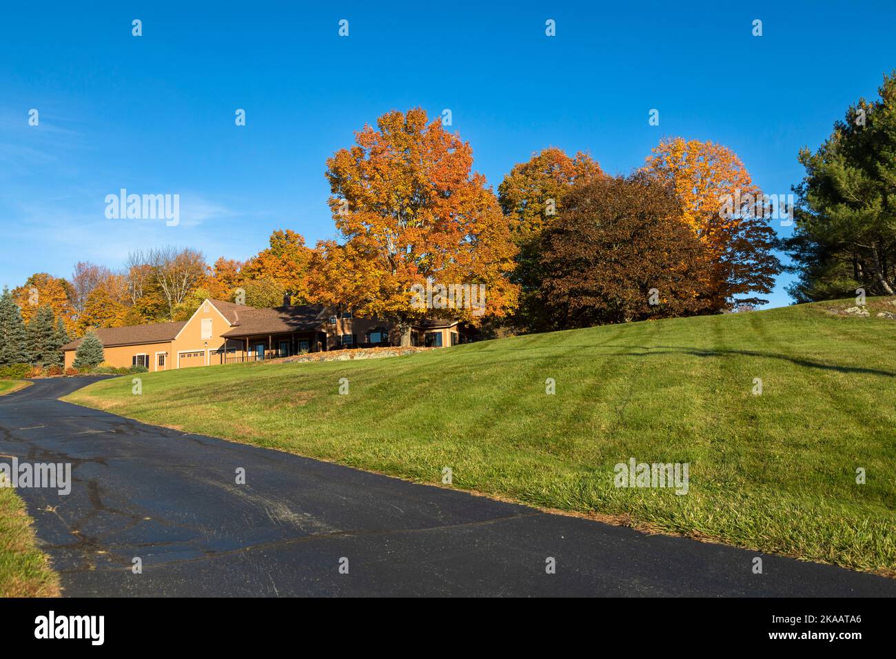Landhaus mit buntem Herbstbaumbest, Barre, Vermont, USA Stockfoto
