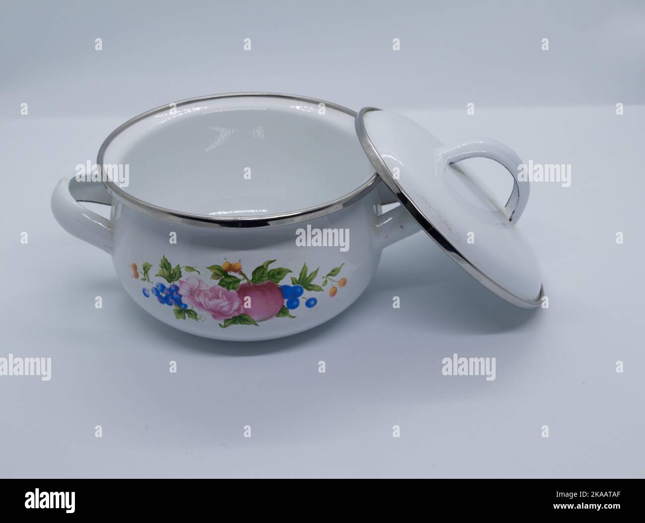 Klassische asiatische Schalen mit Bildern von Blumen auf weißem Hintergrund Stockfoto