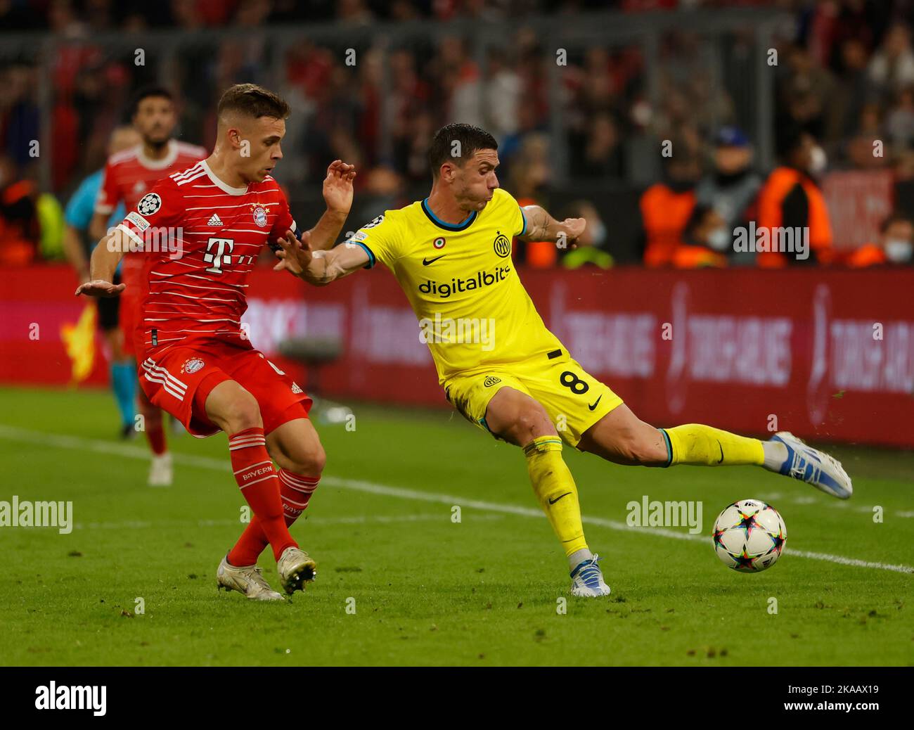 München, Deutschland. 1.. November 2022. Joshua Kimmich (L) von Bayern München steht bei ihrem UEFA Champions League-Spiel der Gruppe C in München am 1. November 2022 mit Robin Gosens von Inter Mailand auf dem Spiel. Quelle: Philippe Ruiz/Xinhua/Alamy Live News Stockfoto