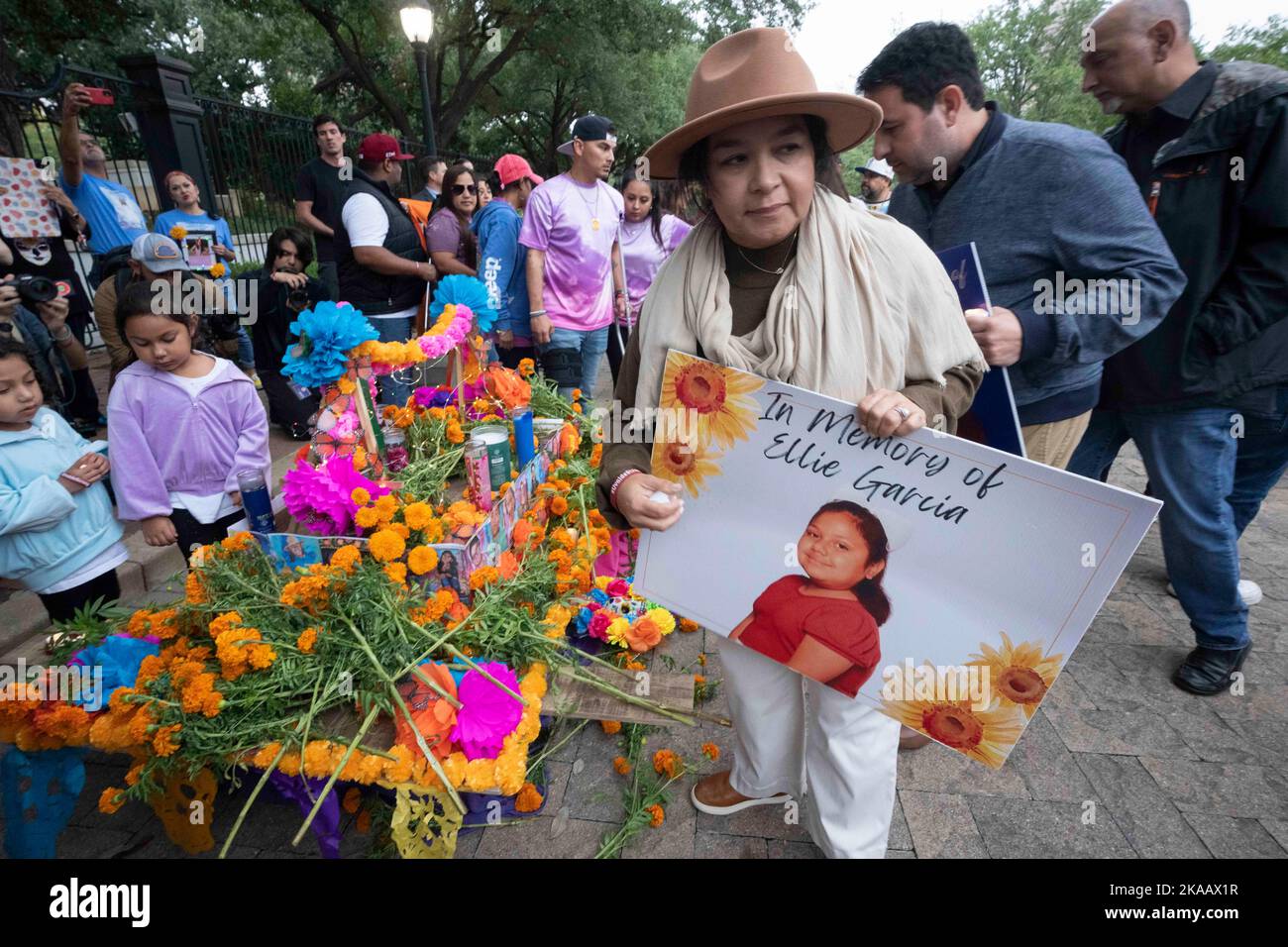 Austin, TX, USA. 1.. November 2022. Uvalde-Familien versammeln sich vor den Toren des Gouverneurshauses von Texas, um die 21 Opfer des Massakers an der Uvalde-Schule am 24. Mai 2022 an ihren Angehörigen zu ehren, und zwar mit einer traditionellen Zeremonie am 1. November 2022 in Dia de los Muertos. Der traditionelle mexikanische Feiertag bedeutet „Tag der Toten“ (Bildquelle: © Bob Daemmrich/ZUMA Press Wire) Stockfoto