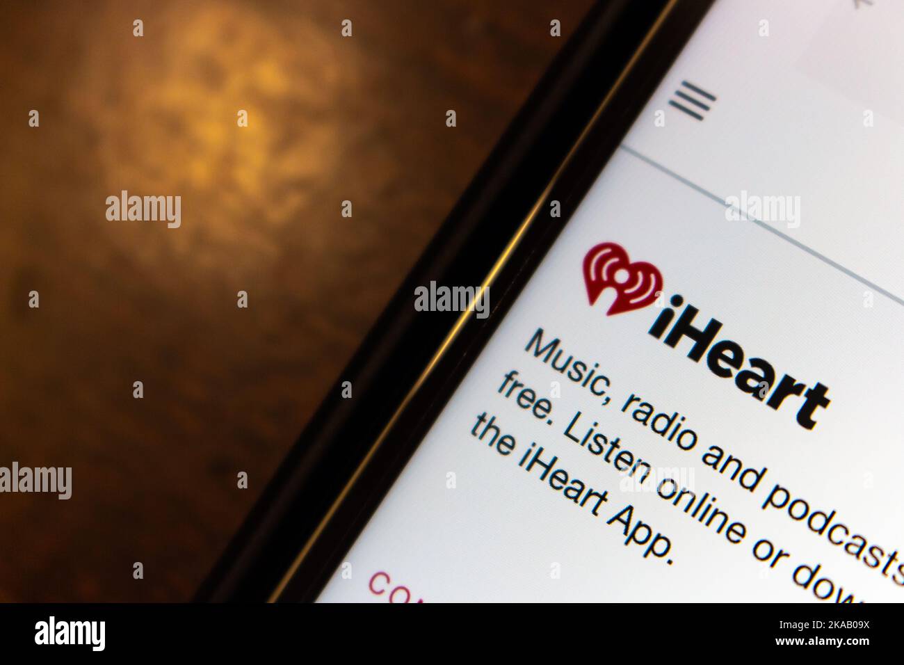 Vancouver, KANADA - Okt 29 2022 : Logo von iHeartRadio (iHeart), US-amerikanischer Rundfunk-, Podcast- und Radioplattform von iHeartMedia, auf seiner iPhone-Website Stockfoto