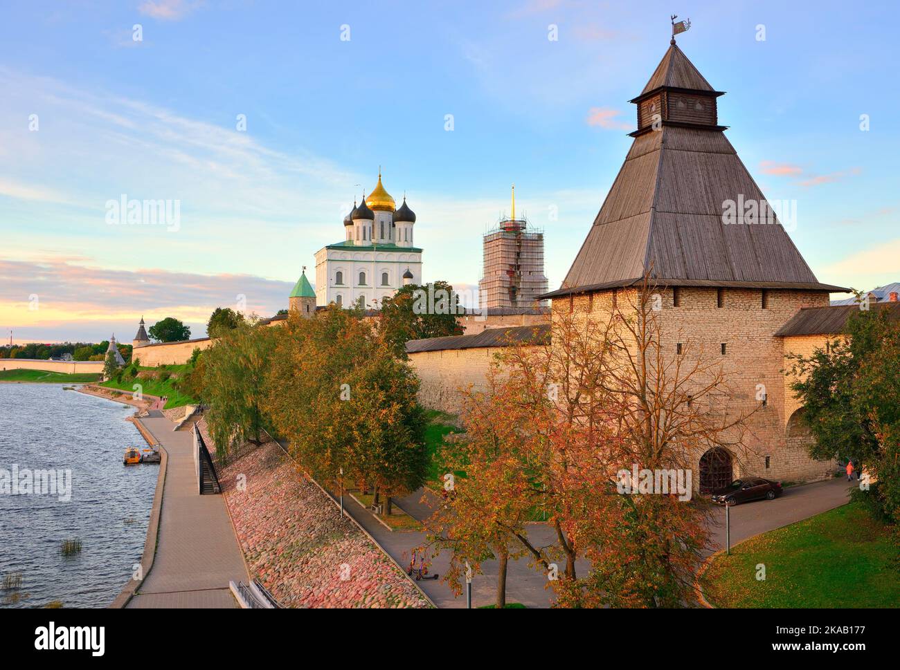 Pskow, Russland, 09.25.2022. Der Altrussische PskowKreml. Die Festung