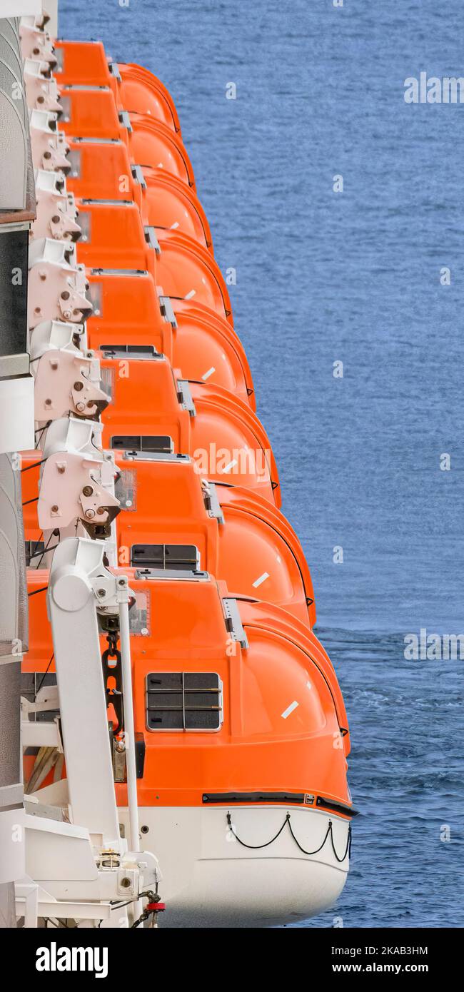 Rettungsboote entlang der Steuerbordseite des Holland America Nieuw Statendam Stockfoto