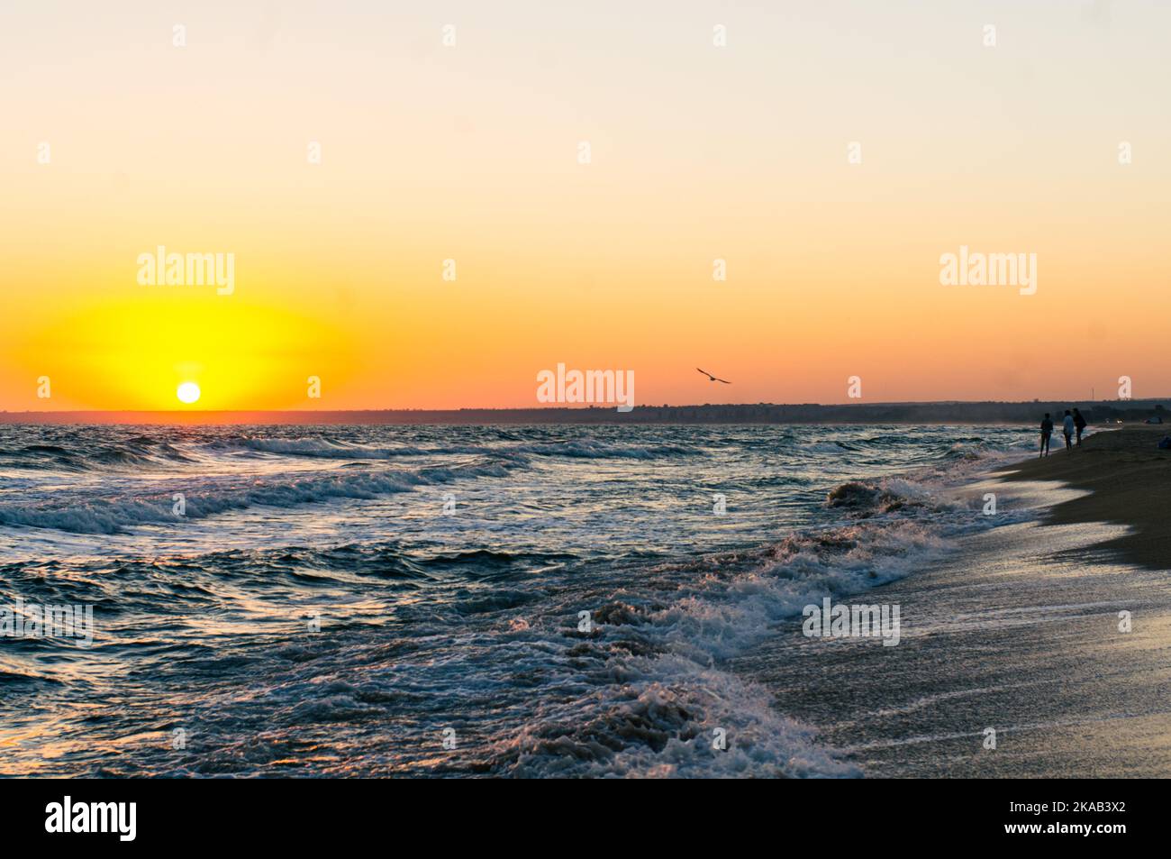 Sonnenaufgang auf dem Asowschen Meer, Sonne und Wellen am Morgen. Vorderansicht. Stockfoto