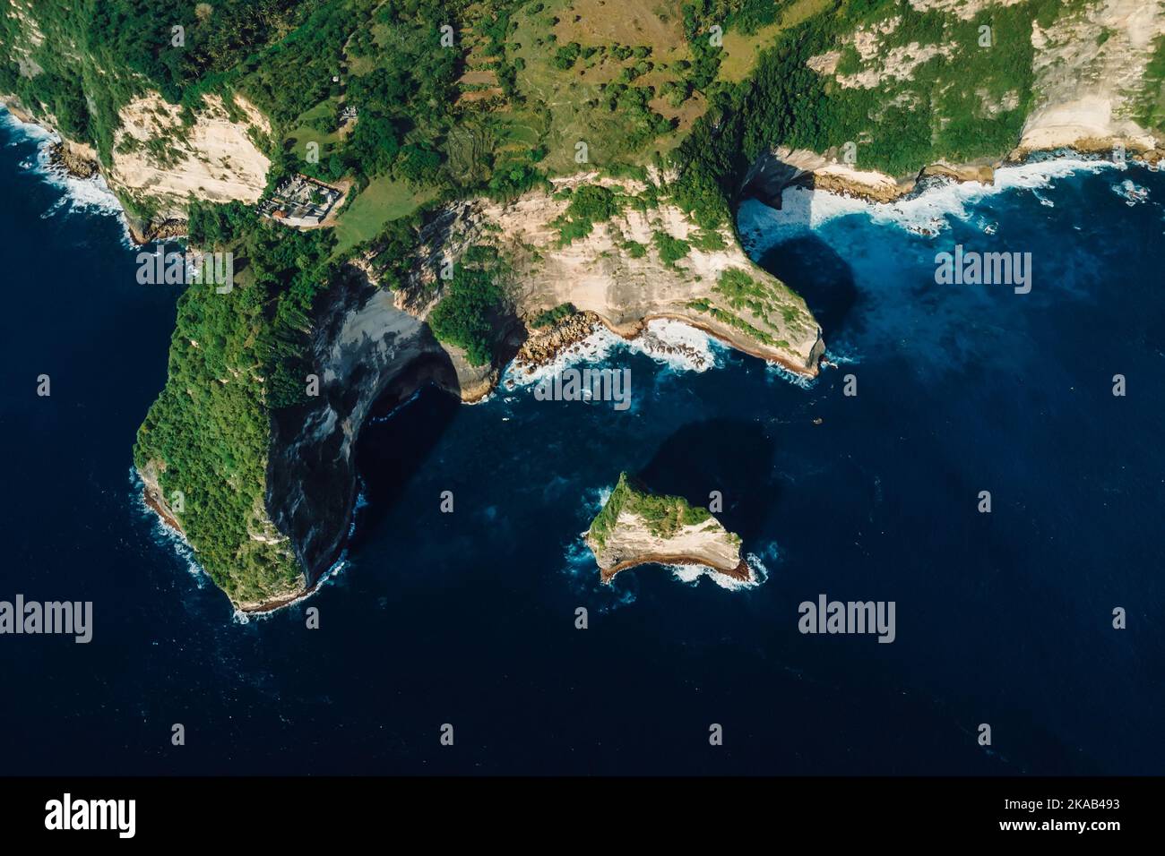 Küste mit felsigen Klippen und Meer in Nusa Penida. Luftaufnahme der malerischen Insel Stockfoto