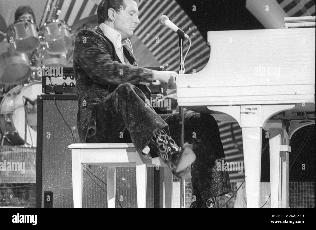 BURBANK, CA - 08. NOVEMBER: Jerry Lee Lewis tritt am 8. November 1976 in Burbank, Kalifornien, bei der Midnight Special TV-Show in den NBC Studios auf. Bild: Jeffrey Mayer / Rock Negative / MediaPunch Stockfoto