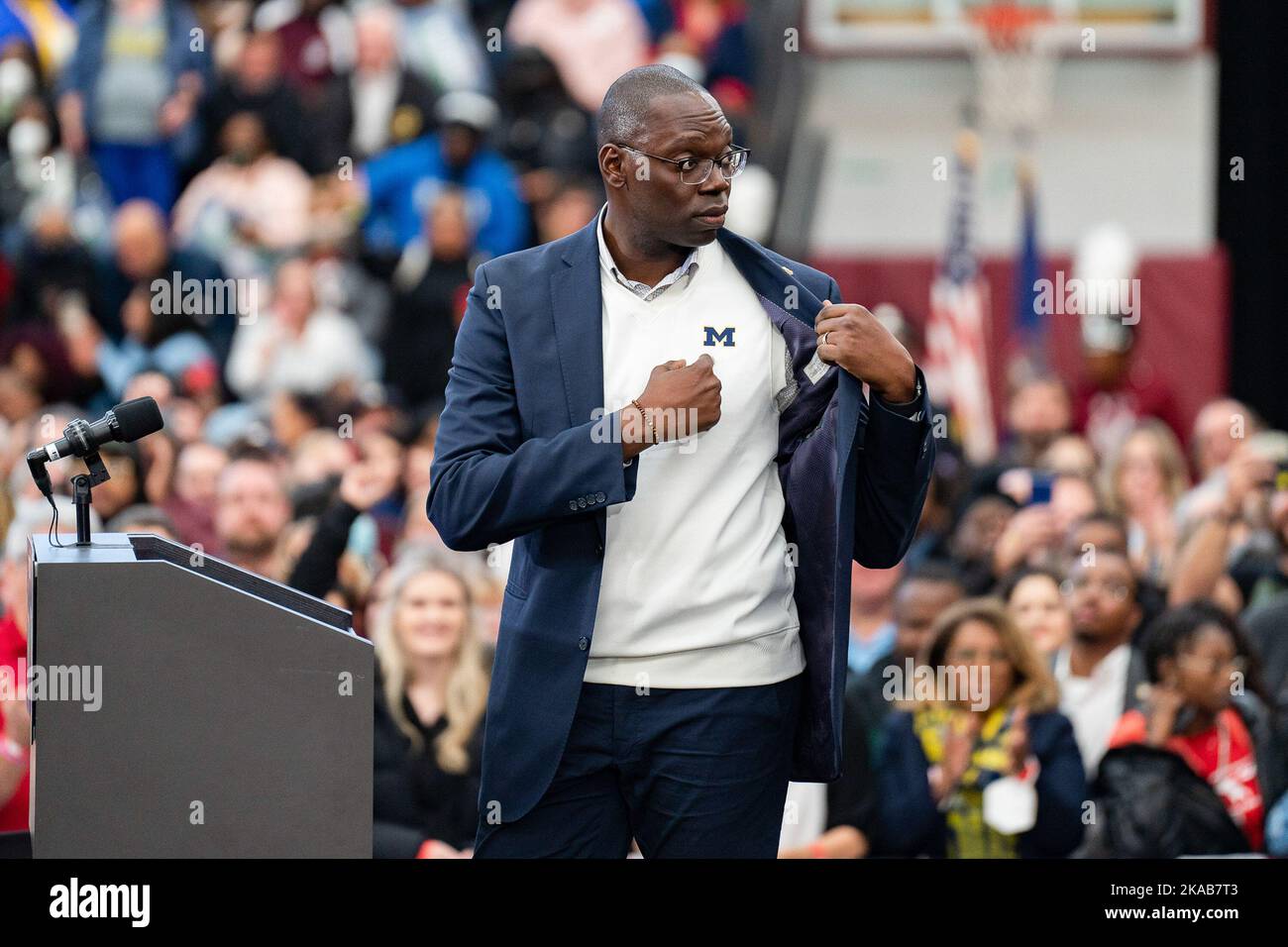 Vizegouverneur Garlin Gilchrist II spricht während der Get Out the Vote Rallye in Detroit. Die Demokraten in Michigan führen vor den Zwischenwahlen 2022 eine „Get Out the Vote“-Kundgebung für Gouverneur Gretchen Whitmer mit Präsident Barack Obama durch. (Foto von Dominick Sokotoff / SOPA Images/Sipa USA) Stockfoto