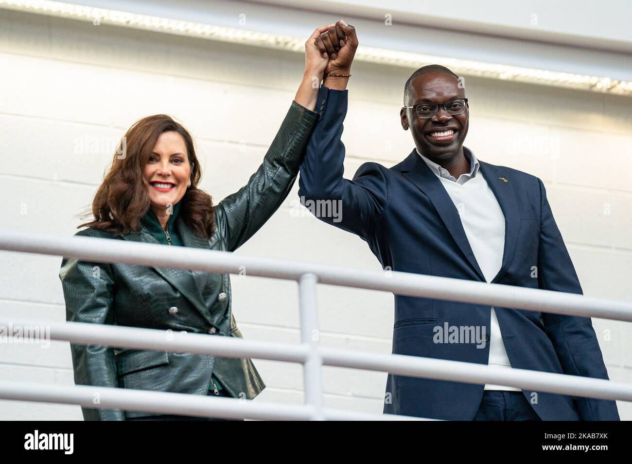 Detroit, Usa. 29. Oktober 2022. Gouverneur Gretchen Whitmer (L) und Vizegouverneur Garlin Gilchrist II (R) Geste während der Kundgebung. Die Demokraten in Michigan führen vor den Zwischenwahlen 2022 eine „Get Out the Vote“-Kundgebung für Gouverneur Gretchen Whitmer mit Präsident Barack Obama durch. (Foto von Dominick Sokotoff/SOPA Images/Sipa USA) Quelle: SIPA USA/Alamy Live News Stockfoto