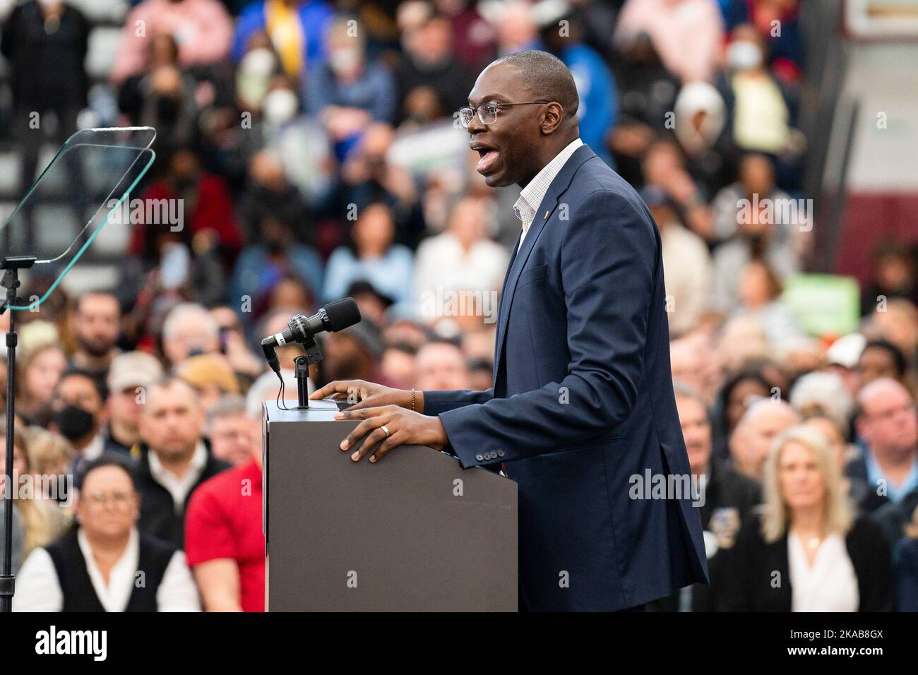 Vizegouverneur Garlin Gilchrist II spricht während der Get Out the Vote Rallye in Detroit. Die Demokraten in Michigan führen vor den Zwischenwahlen 2022 eine „Get Out the Vote“-Kundgebung für Gouverneur Gretchen Whitmer mit Präsident Barack Obama durch. Stockfoto