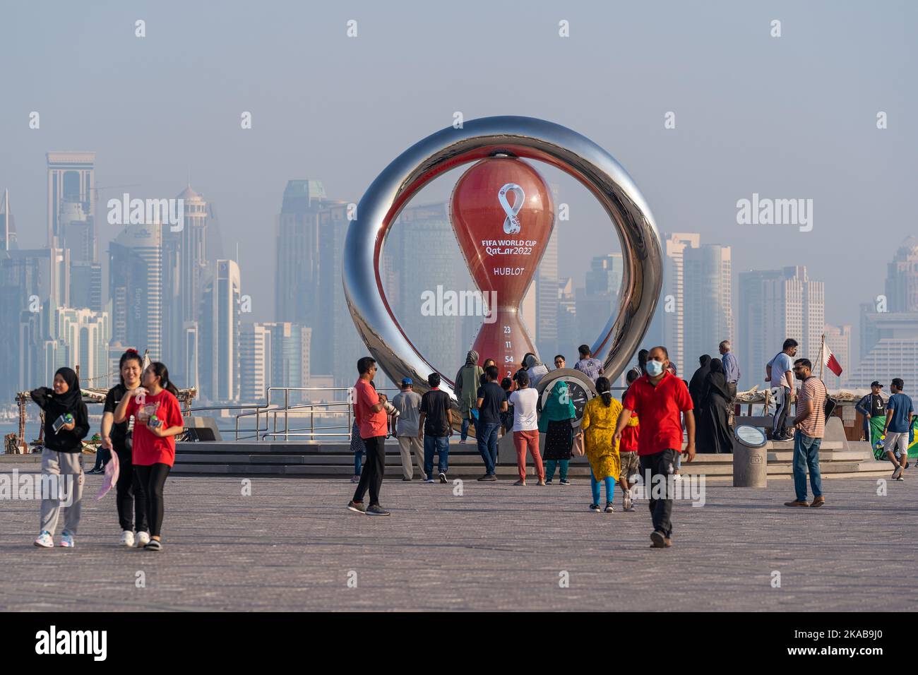 Doha, Katar - 28. Oktober 2022: Die offizielle Countdown-Uhr der FIFA Fußball-Weltmeisterschaft Katar 2022, die sich am Angelplatz Corniche von Doha befindet. Stockfoto