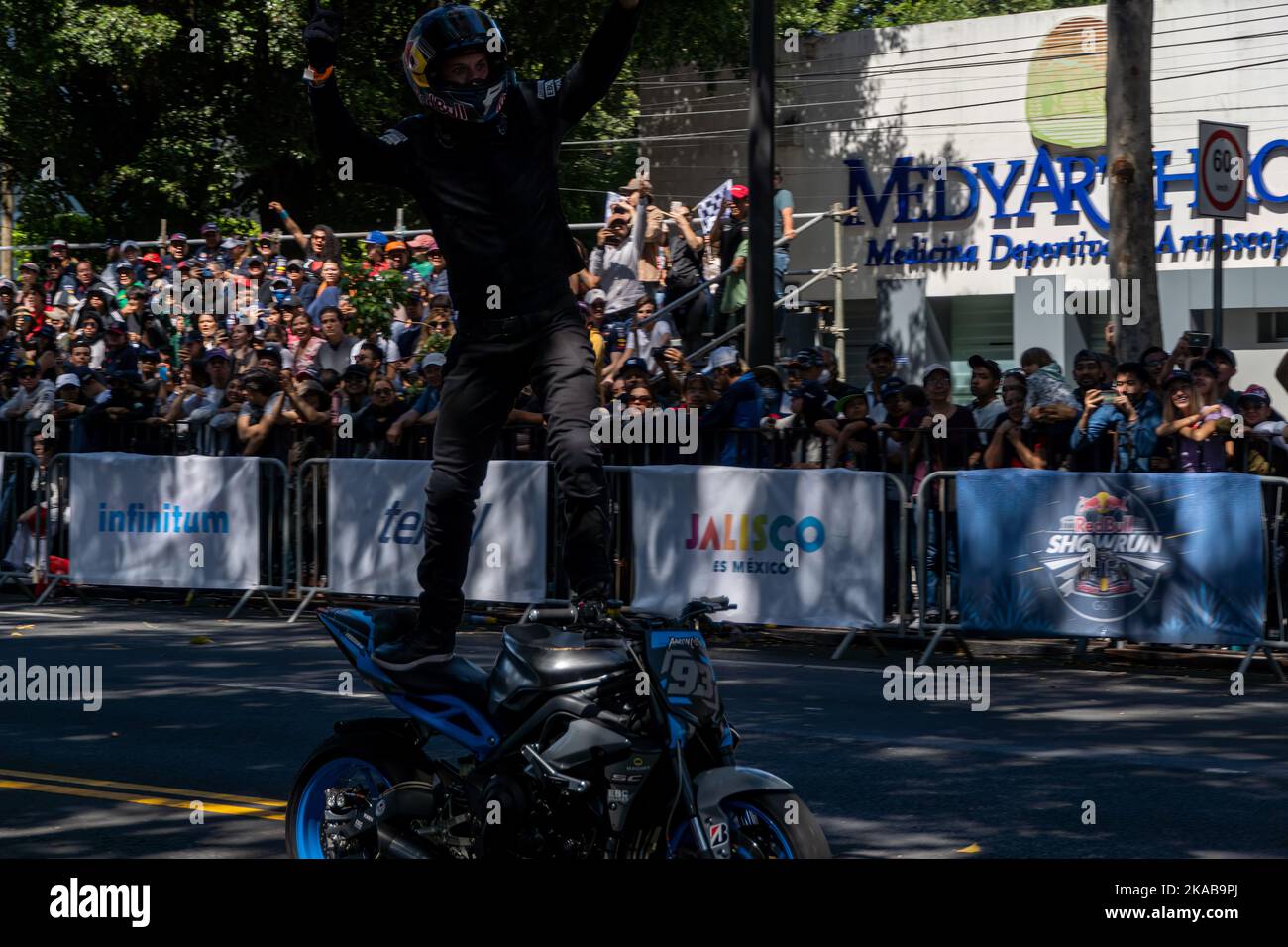 GUADALAJARA, MEXIKO - 25 2022. OKTOBER: Showrun Aaron Colton, Didier Goirand und ivan Ramirez auf Motorrädern Stockfoto