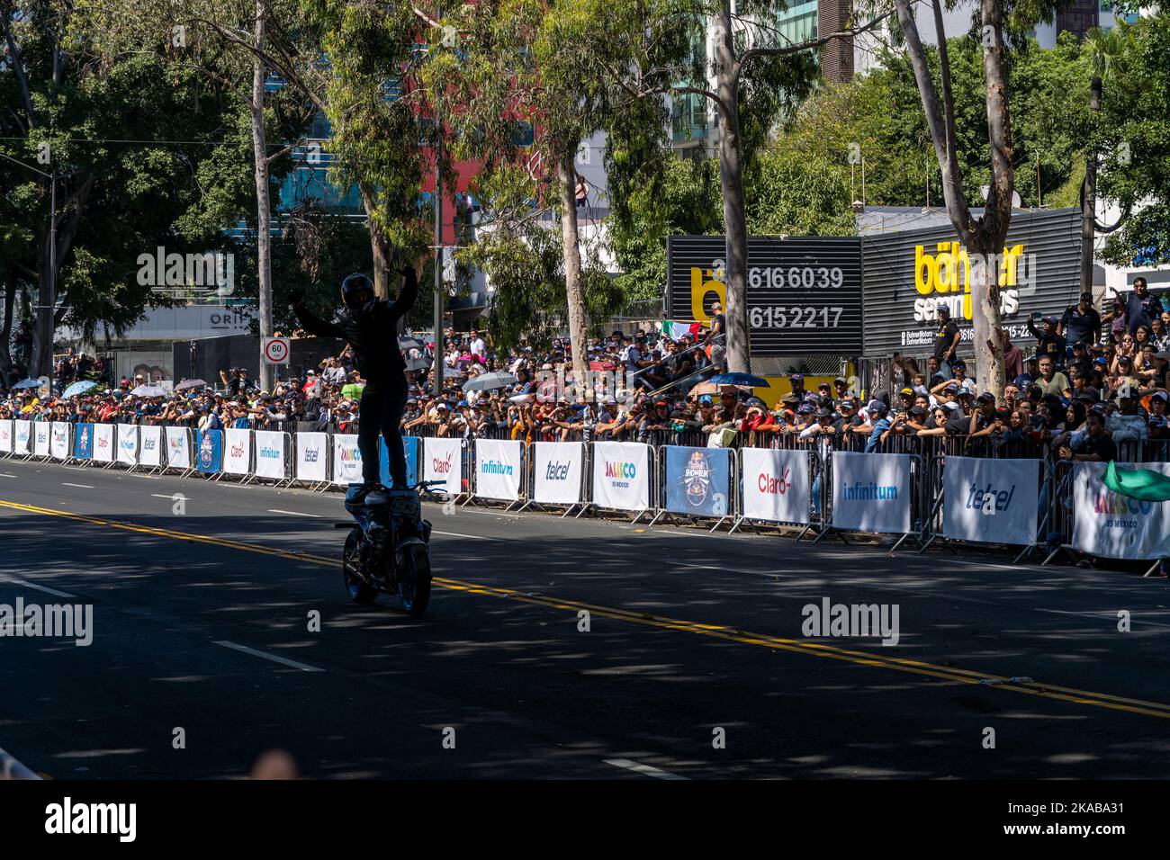 GUADALAJARA, MEXIKO - 25 2022. OKTOBER: Showrun Aaron Colton, Didier Goirand und ivan Ramirez auf Motorrädern Stockfoto