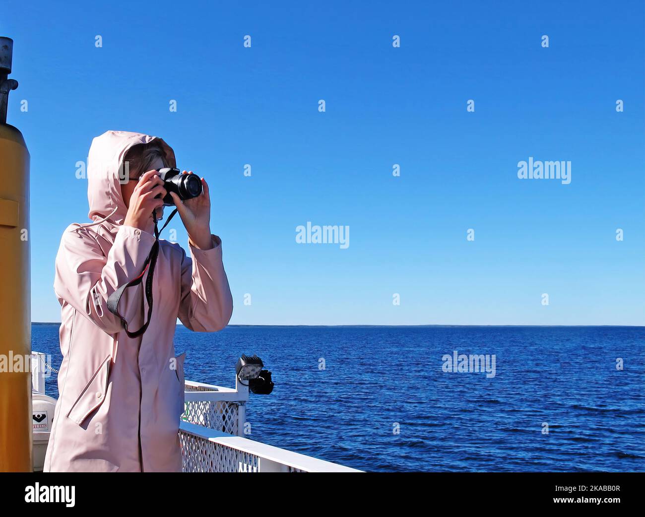 Umea, Norrland Schweden - 15. Juli 2019: Person, die das Meer von einem Boot aus fotografiert Stockfoto