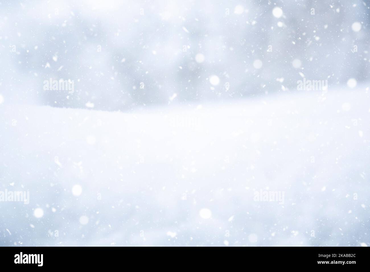 Winterlandschaft. Es ist verschneit. Schneeflocken, Schneeverwehungen. Im Nahbereich. Schneefall. Natur. Aufnahmebereich, freier Speicherplatz. Hintergrund. Stockfoto