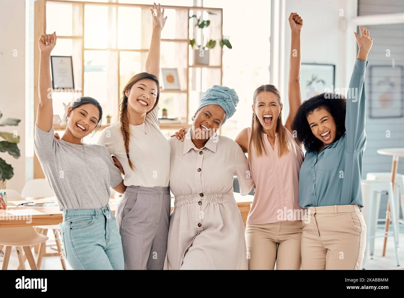 Empowerment, Erfolg und Porträt einer Gruppe von Frauen, die Leistung, Sieg und Sieg im Startup feiern. Teamarbeit, Vielfalt und Geschäftsfrauen in Stockfoto