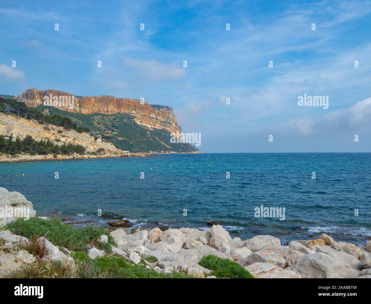 Cassis, Frankreich - Mai 18. 2022: Blick auf die roten Klippen des Cap Canaille. Stockfoto