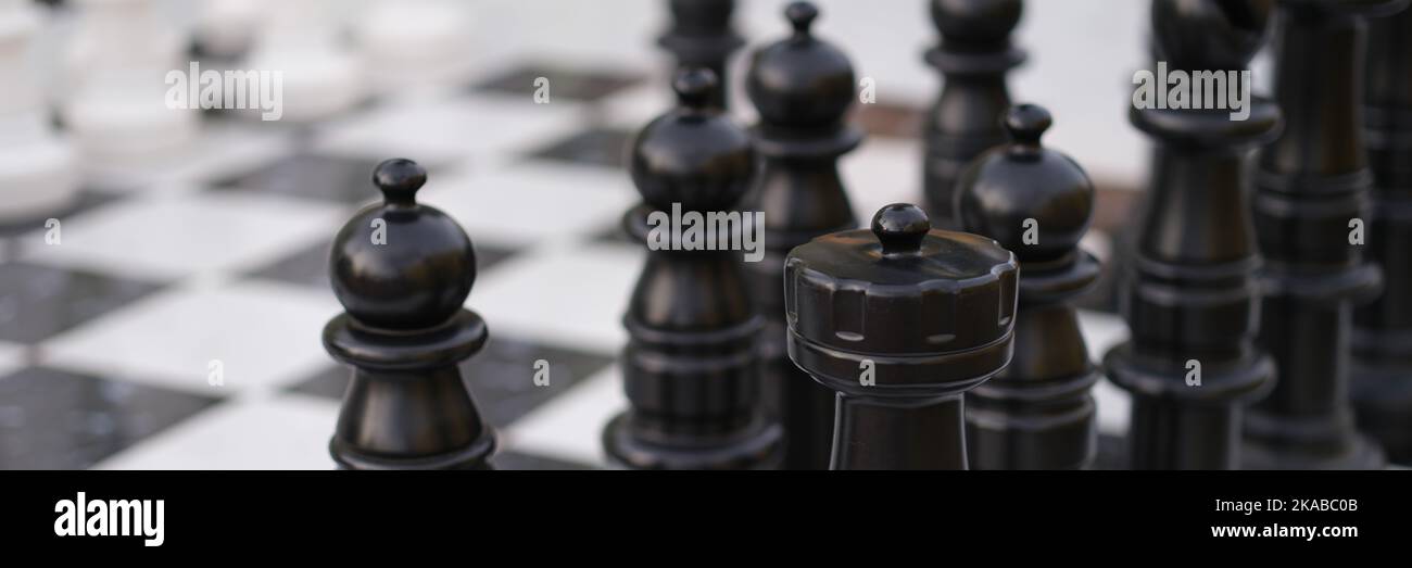 Schachfiguren auf Schachbrett. Spielstrategie und Verteidigungskonzept Stockfoto