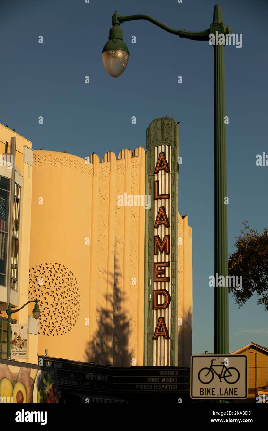 Alameda, California, USA - 17. November 2021: Am späten Nachmittag scheint die Sonne auf der historischen Bay Area City in der Innenstadt von Alameda, Kalifornien, USA. Stockfoto