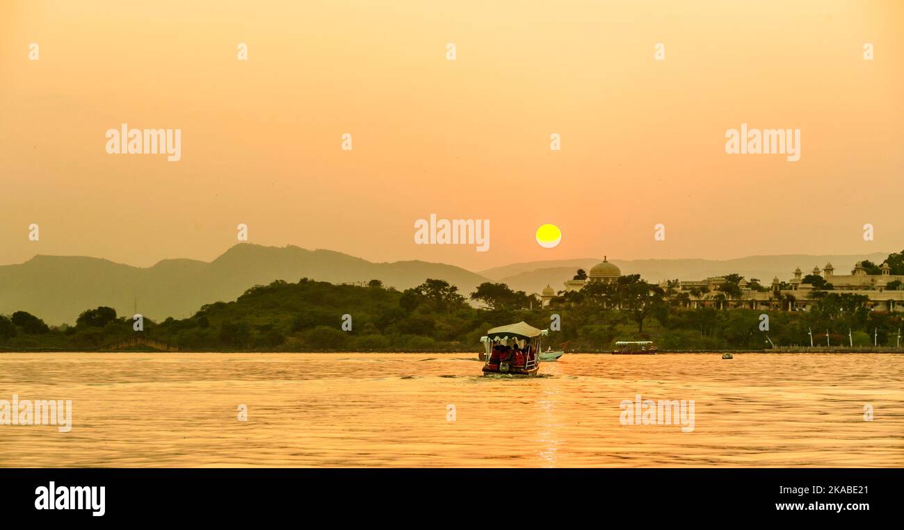 Sonnenuntergang mit Boot in Udaipur, indien Stockfoto