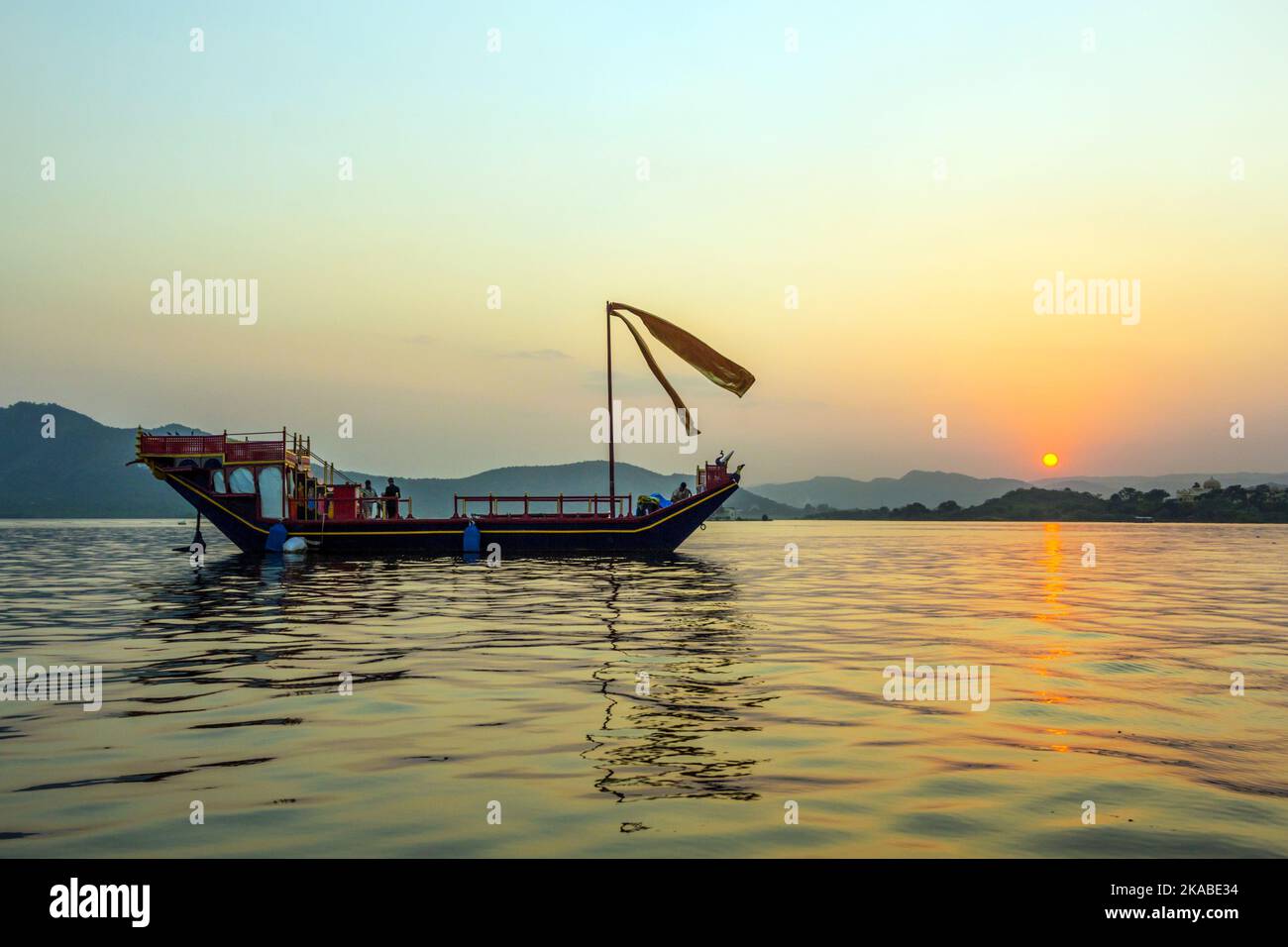 Sonnenuntergang mit Boot in Udaipur, indien Stockfoto