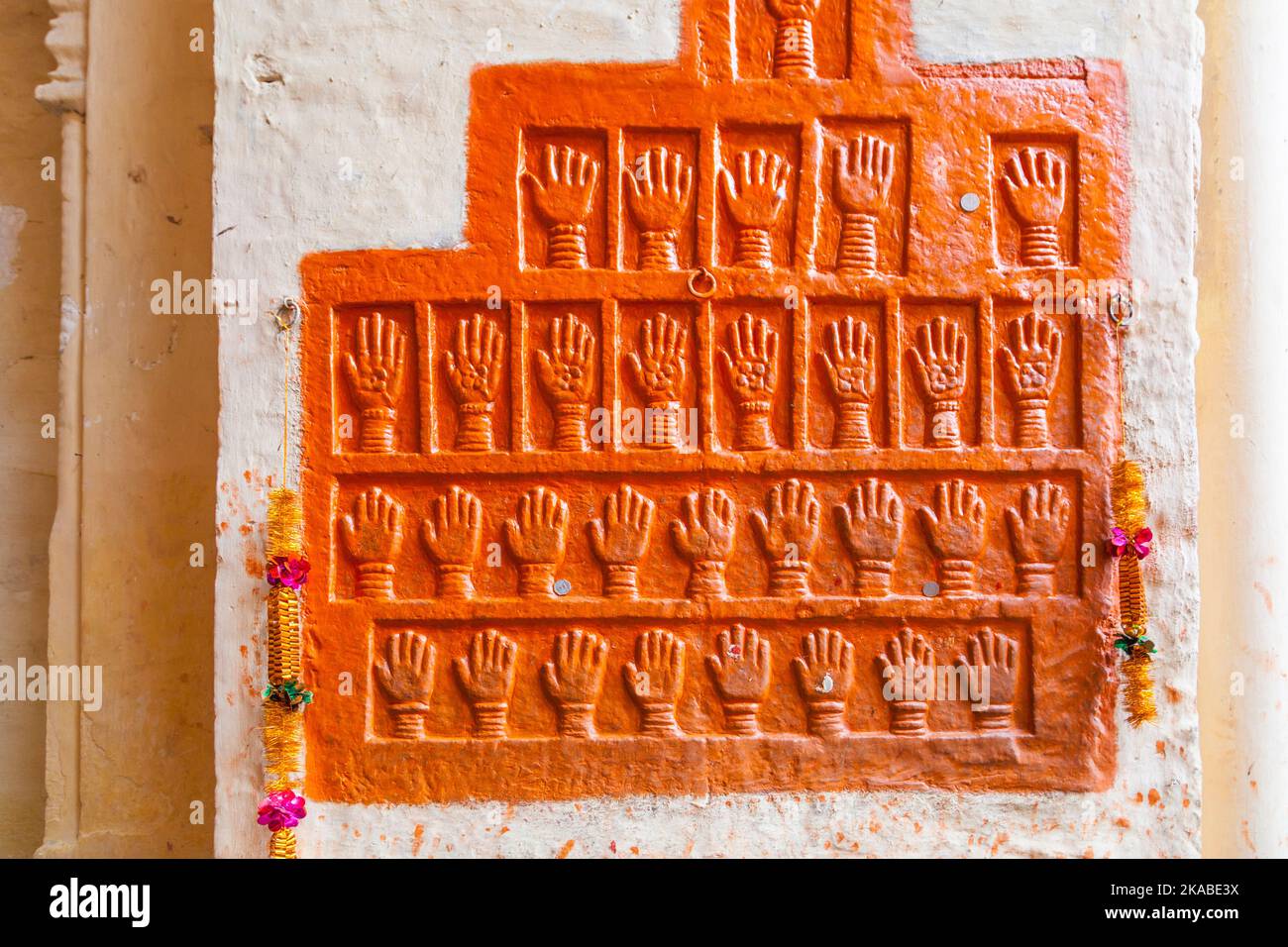 Sati Hände am Eingang des Jodhpur Fort Stockfoto