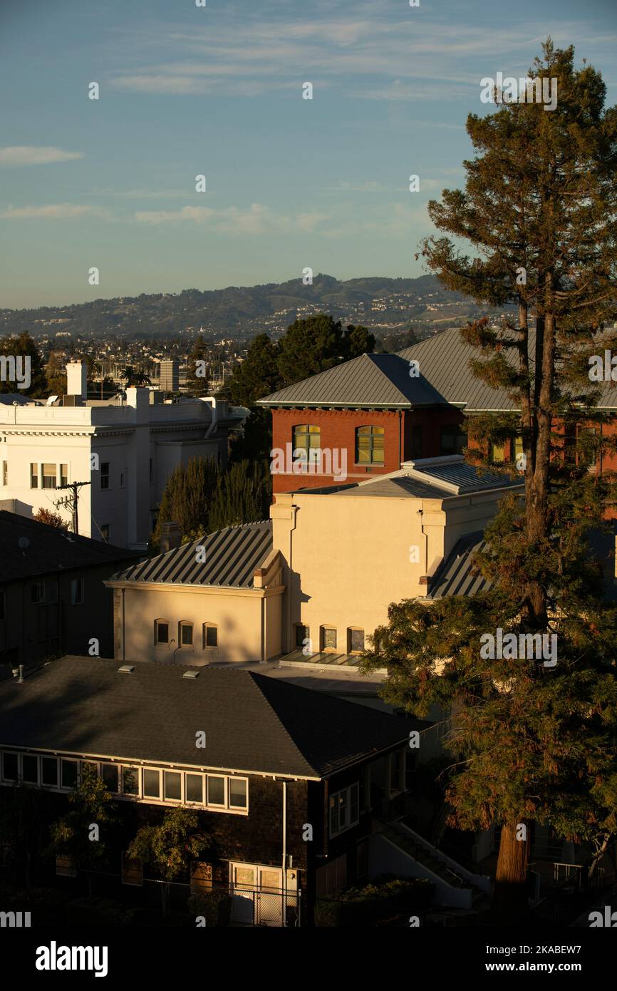 Am späten Nachmittag scheint die Sonne auf dem historischen Gehäuse der Bay Area City in der Innenstadt von Alameda, Kalifornien, USA. Stockfoto