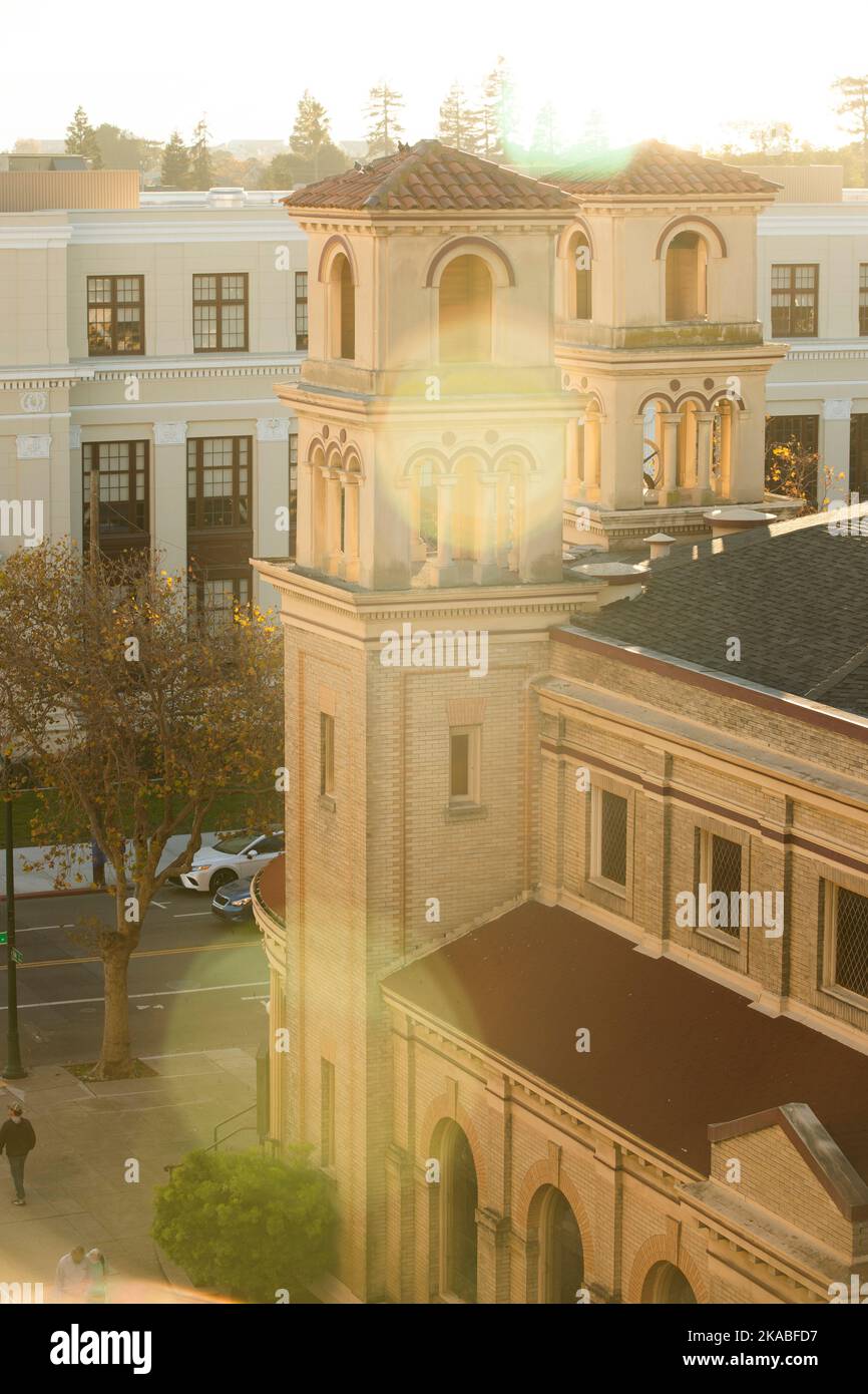 Am späten Nachmittag scheint die Sonne auf der historischen Kirche und der Innenstadt der Bay Area City von Alameda, Kalifornien, USA. Stockfoto