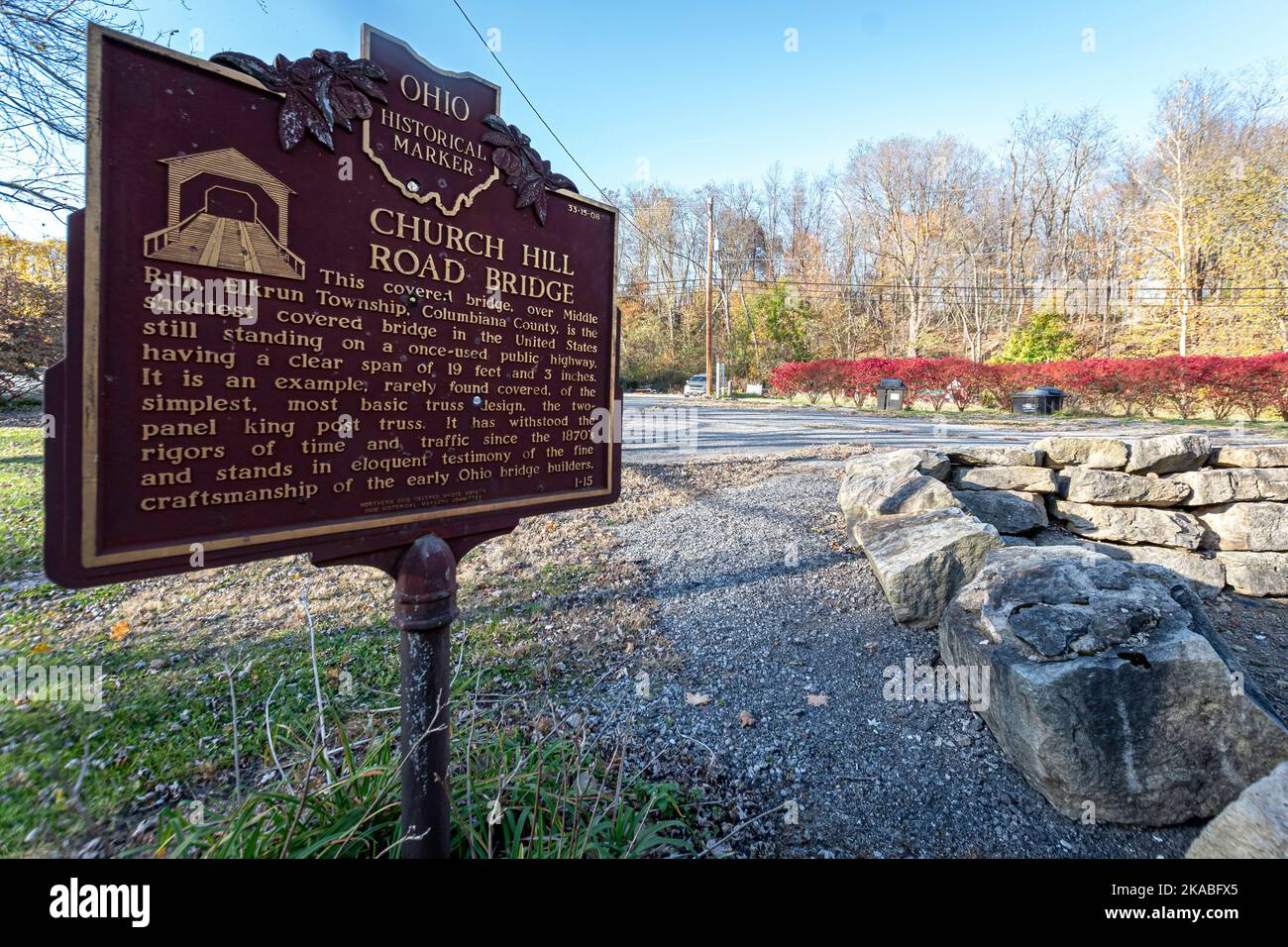 Lissabon, Ohio, USA-Okt. 21, 2022: Historische Markierung für Church Hill Road Covered Bridge, die 1870 erbaut wurde und eine der kürzesten überdachten Brücken ist Stockfoto