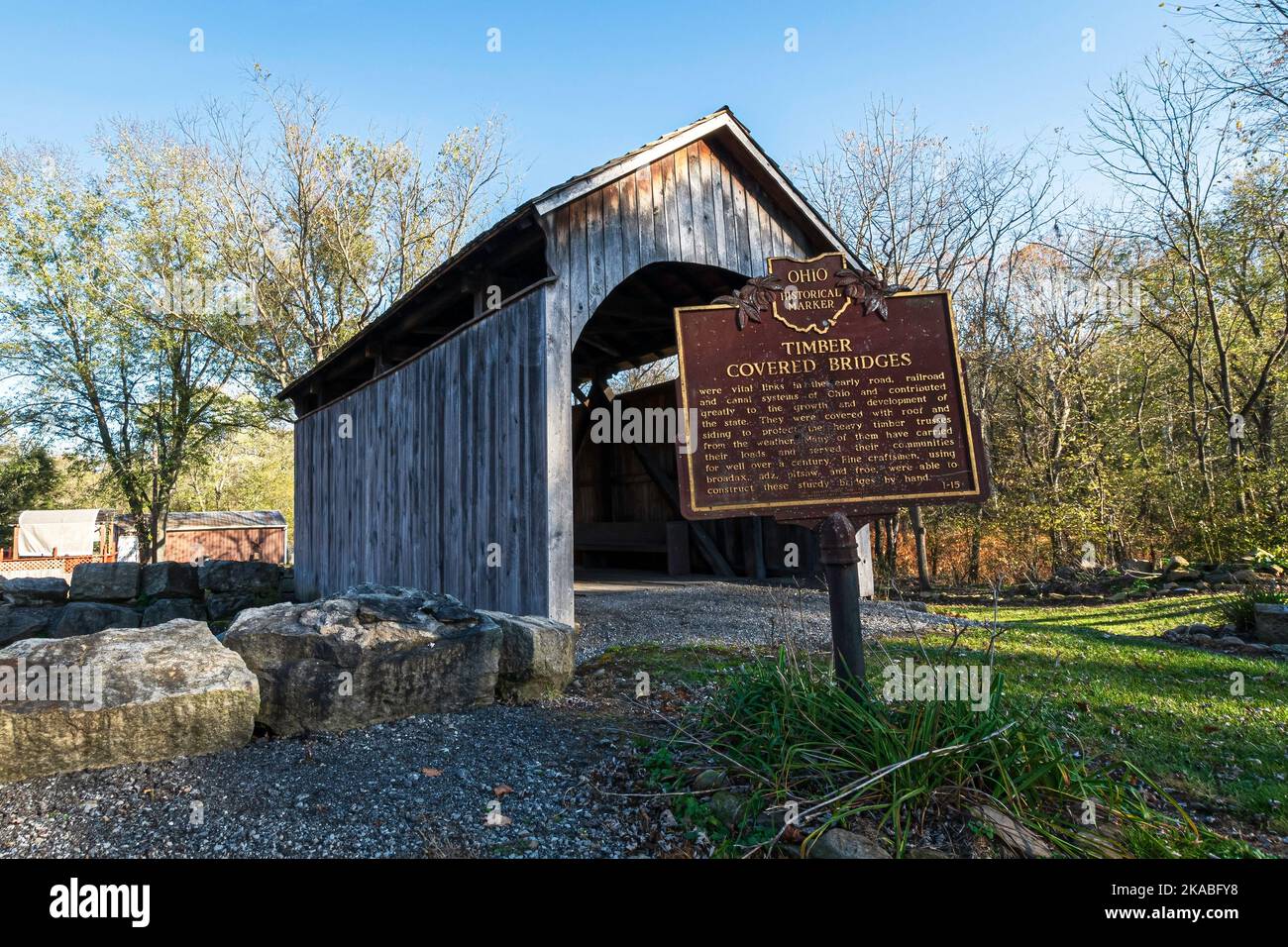 Lissabon, Ohio, USA-Okt. 21, 2022: Church Hill Road Covered Bridge ist mit 19 Fuß 3 Zoll eine der kürzesten überdachten Brücken in den USA. Es wurde gebaut i Stockfoto