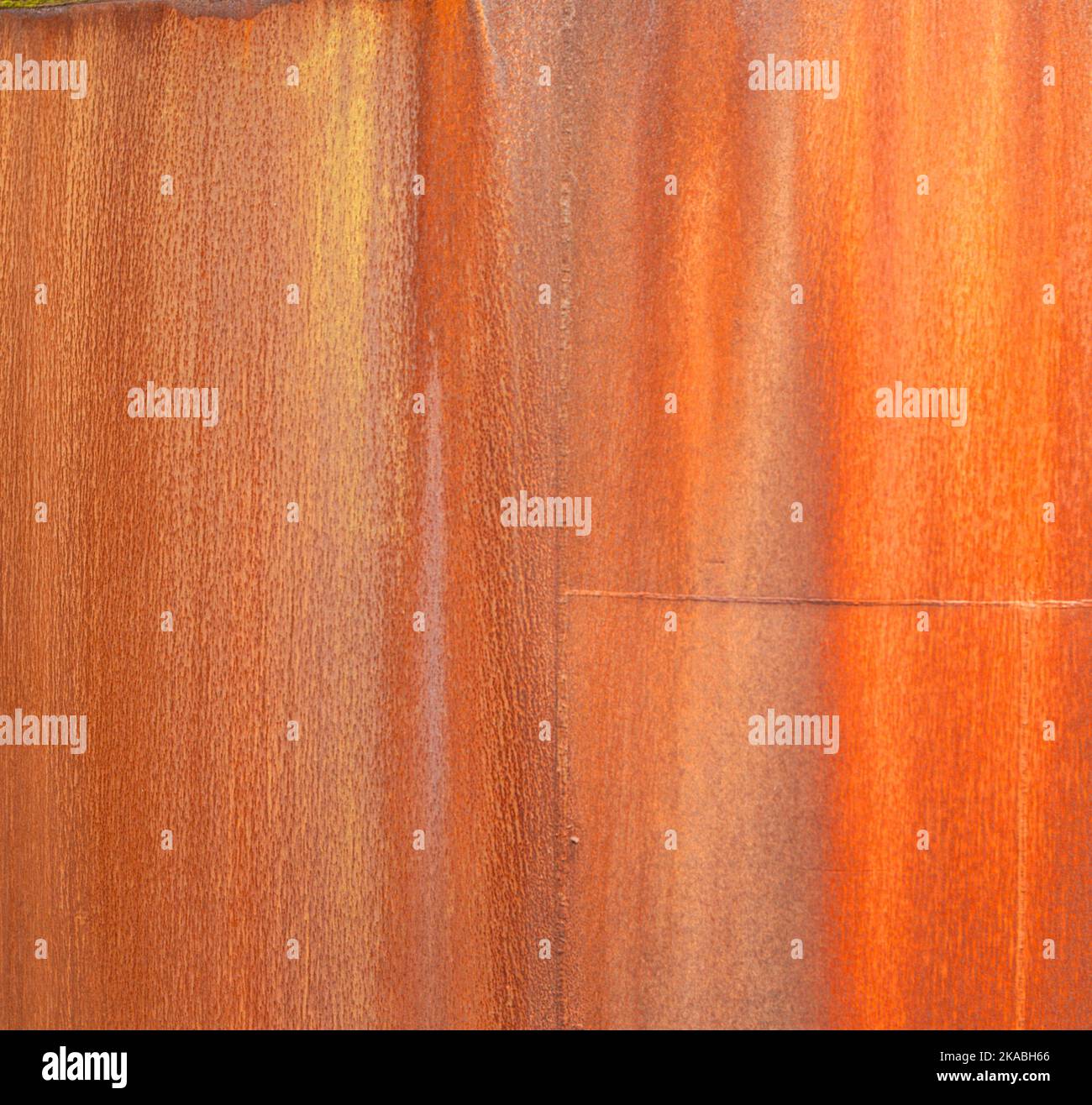 Rostiger Metallhintergrund aus einem alten Industrietank Stockfoto